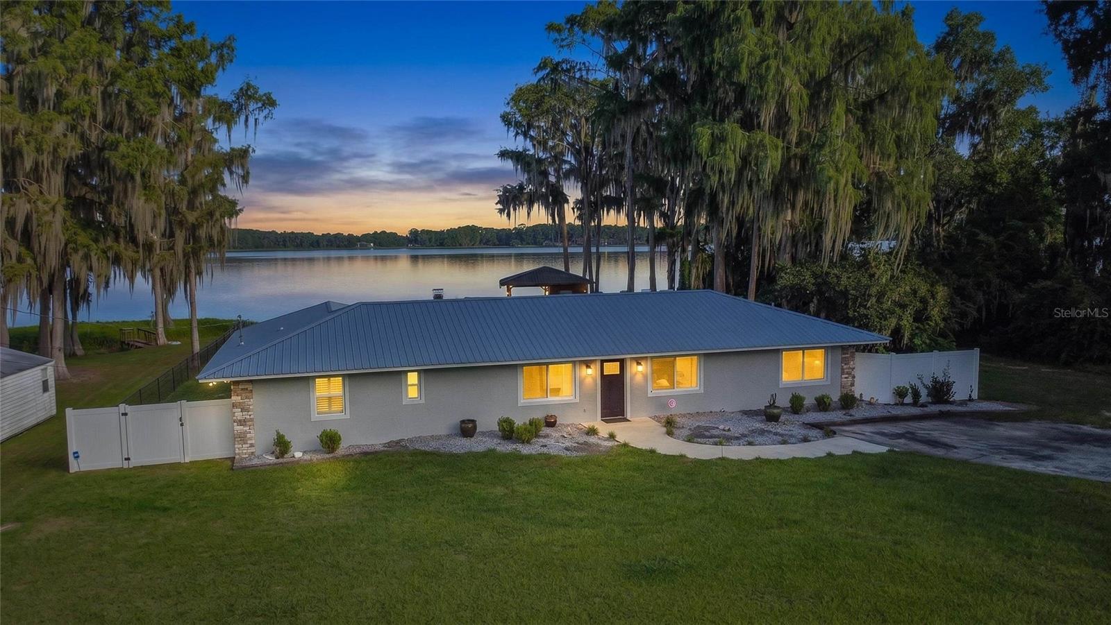 221 S HUNTING LODGE DR