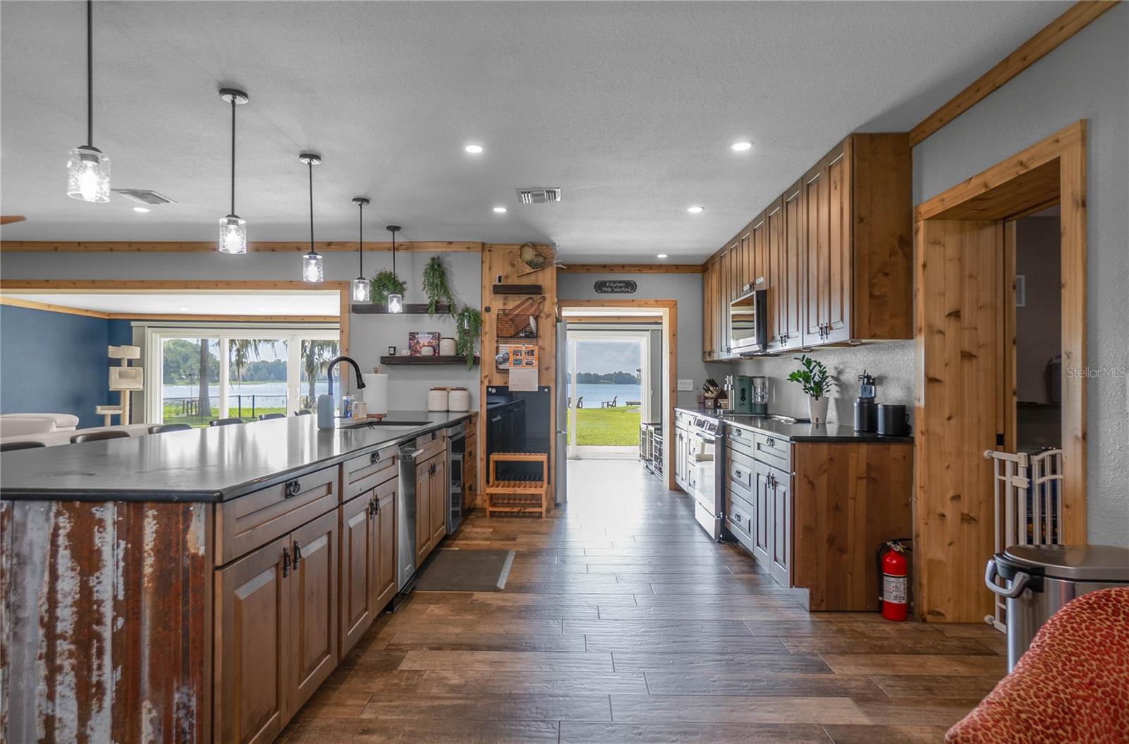 221 S HUNTING LODGE DR