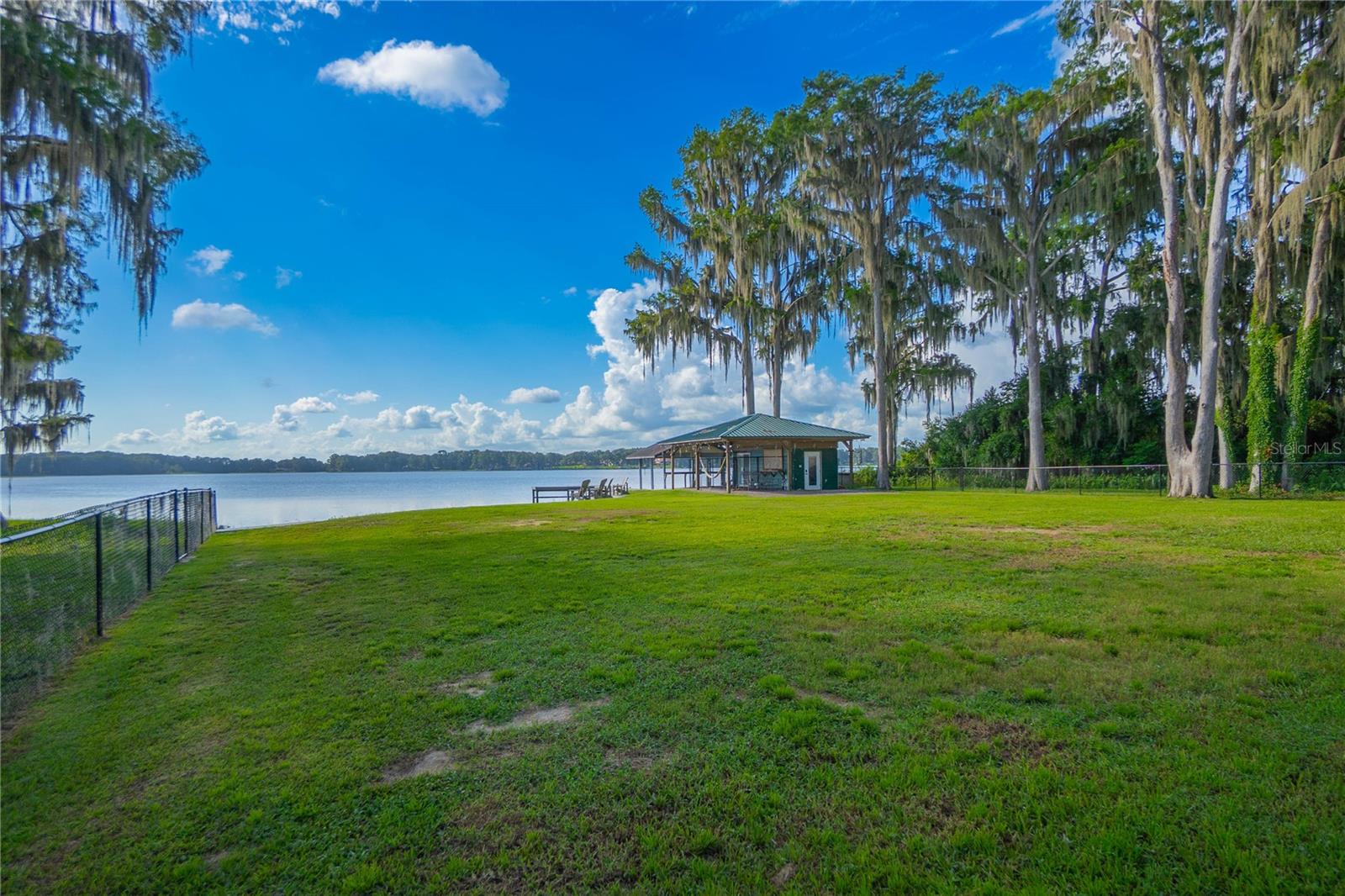 221 S HUNTING LODGE DR