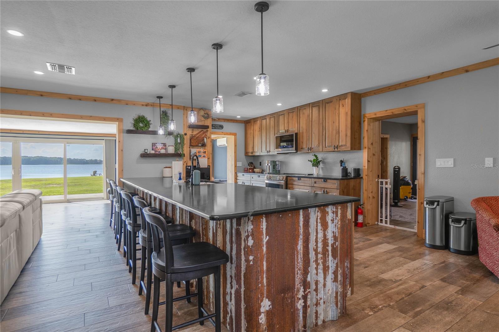 221 S HUNTING LODGE DR