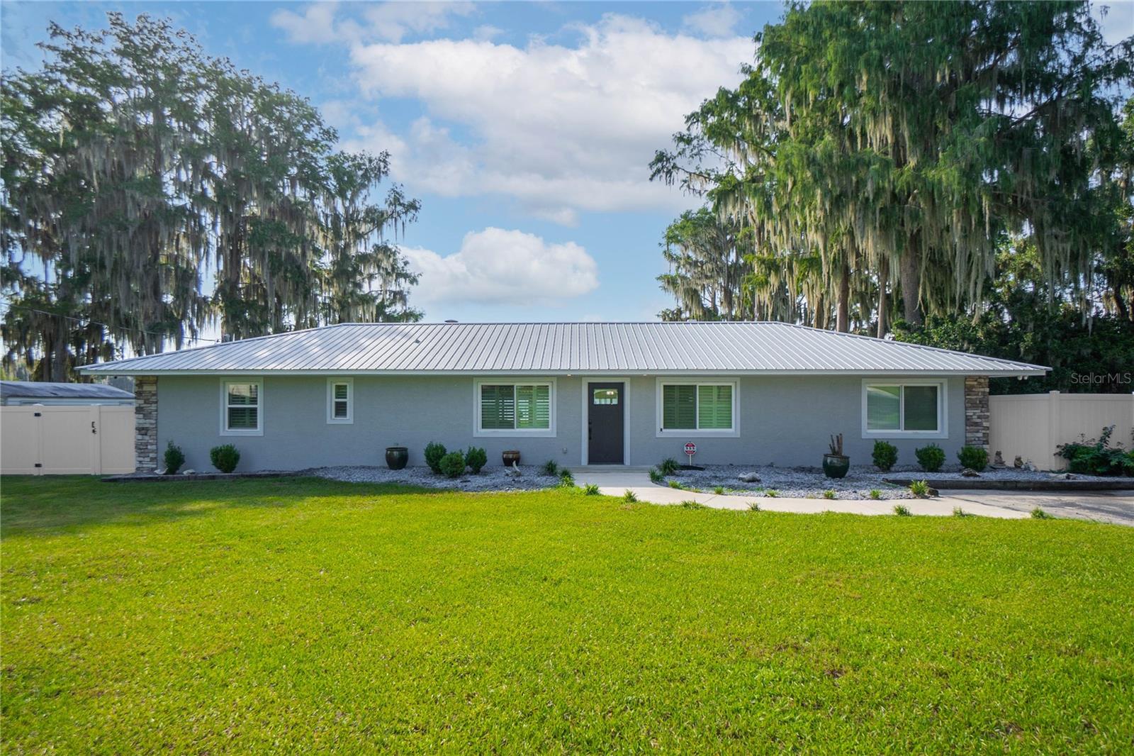 221 S HUNTING LODGE DR