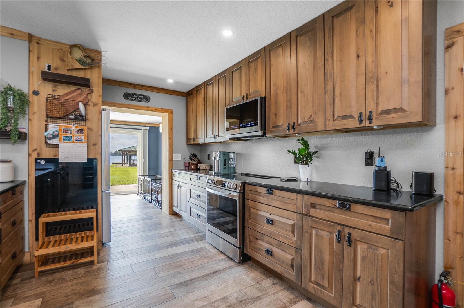 221 S HUNTING LODGE DR