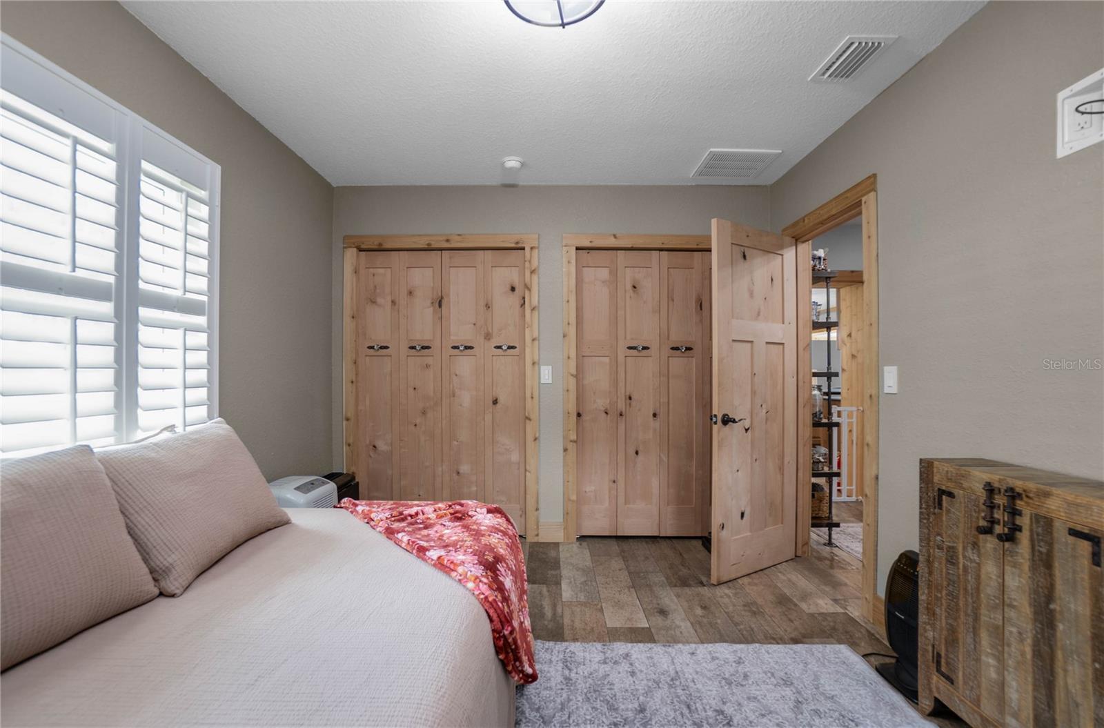 221 S HUNTING LODGE DR