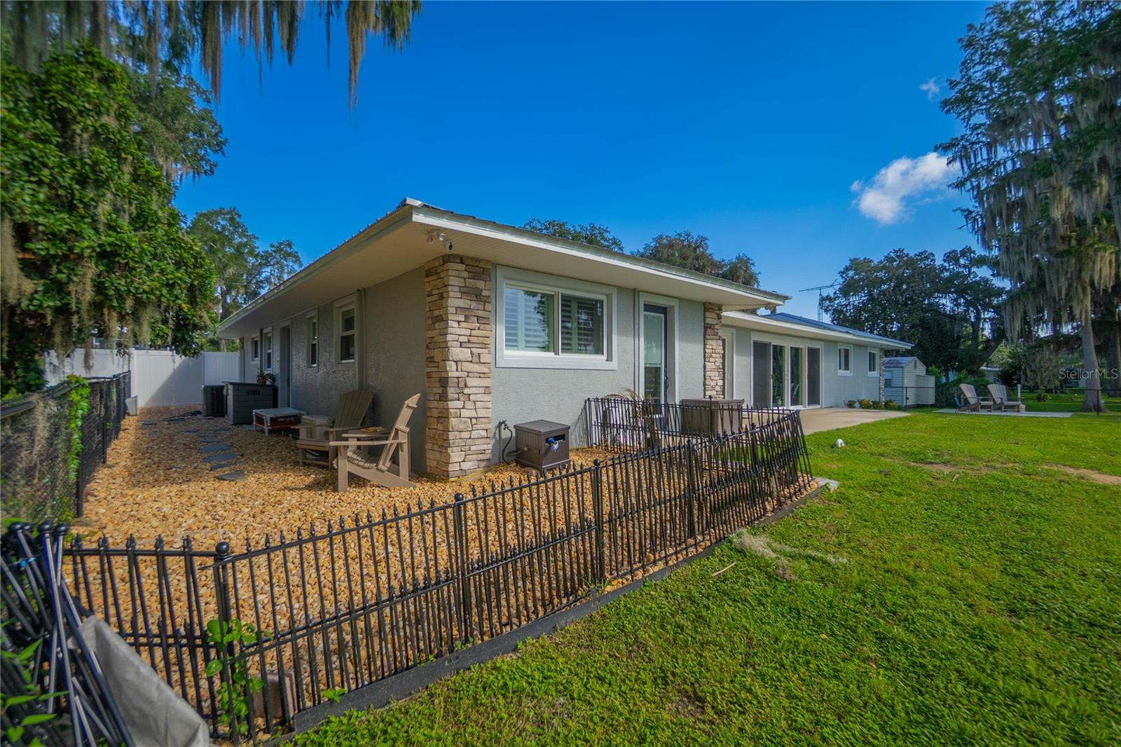 221 S HUNTING LODGE DR