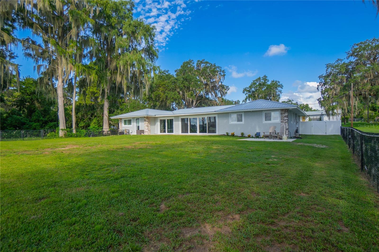 221 S HUNTING LODGE DR