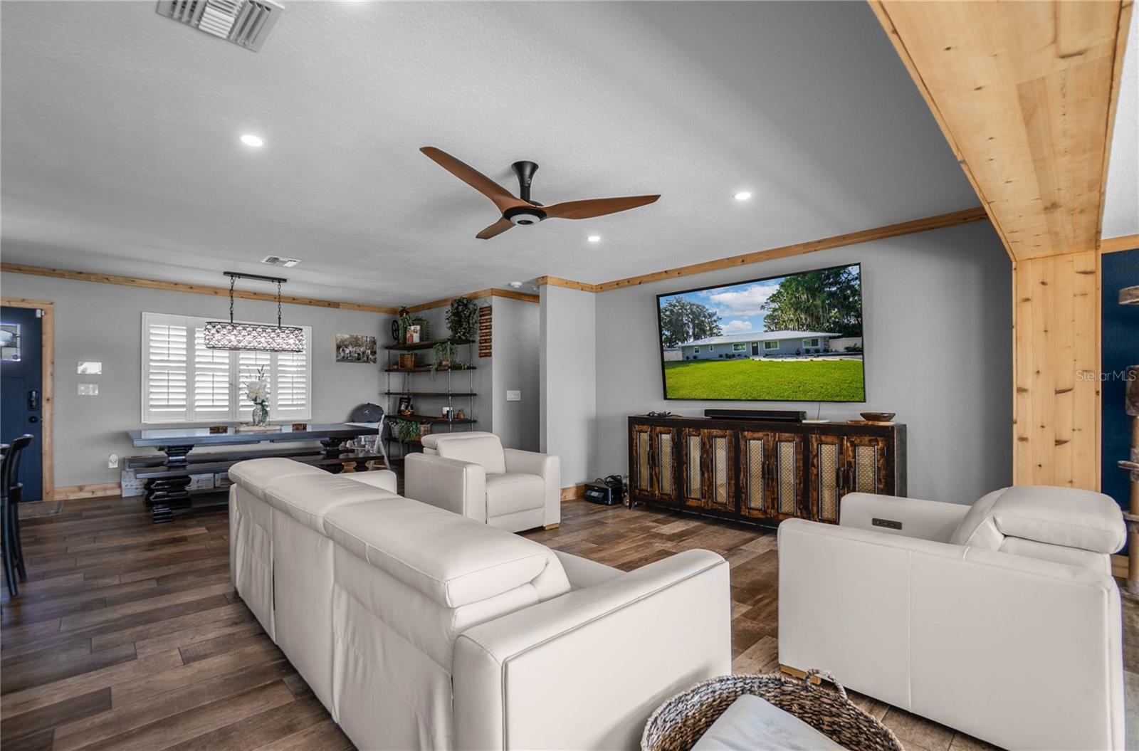 221 S HUNTING LODGE DR