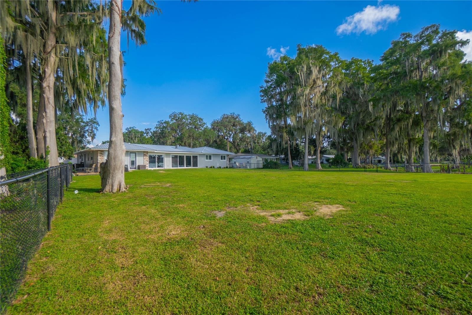 221 S HUNTING LODGE DR