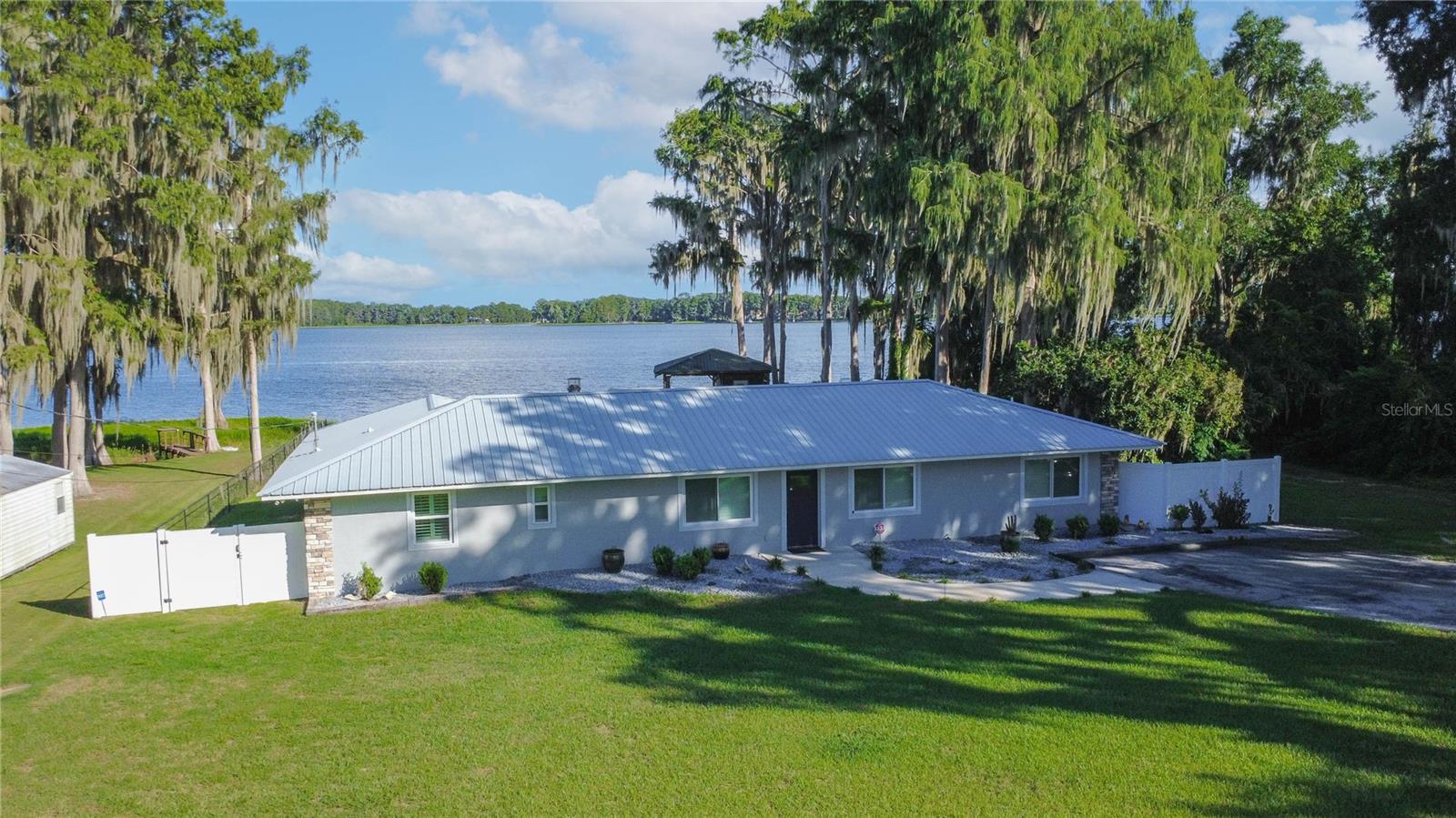221 S HUNTING LODGE DR