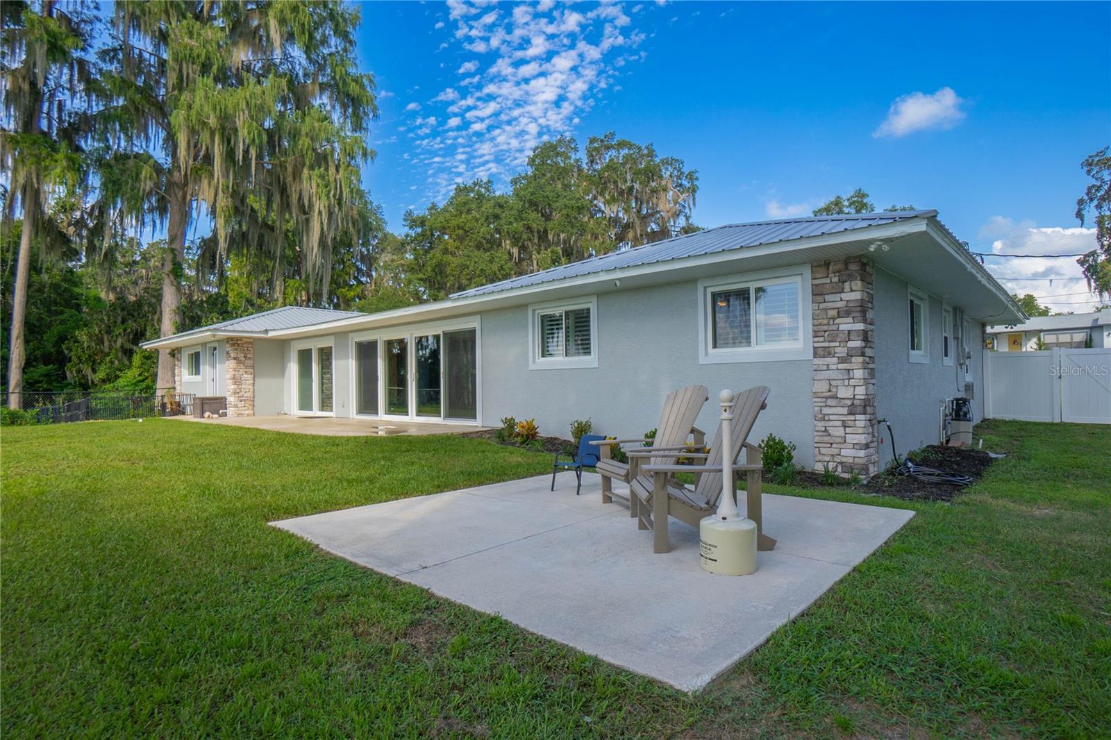 221 S HUNTING LODGE DR