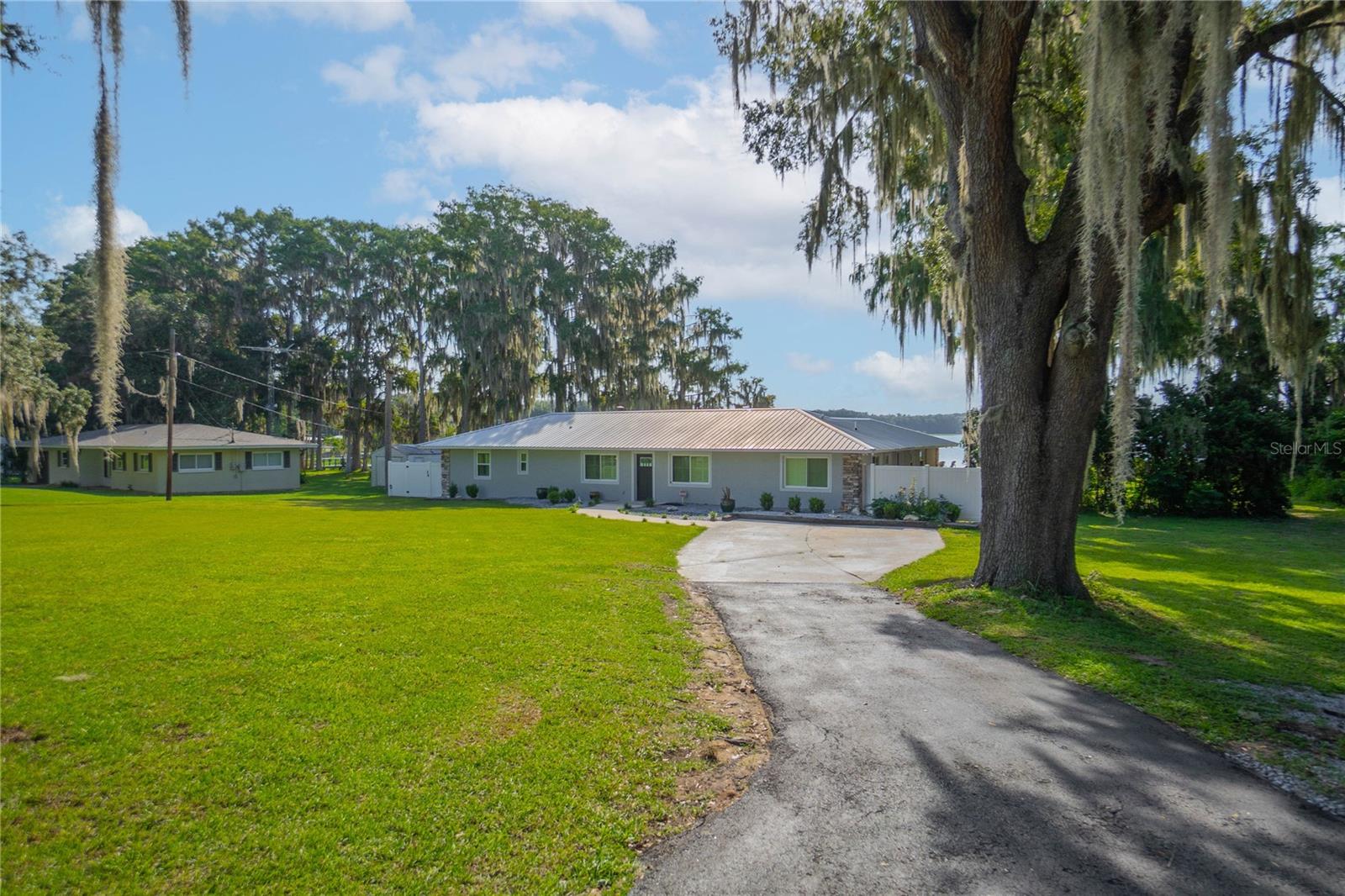 221 S HUNTING LODGE DR