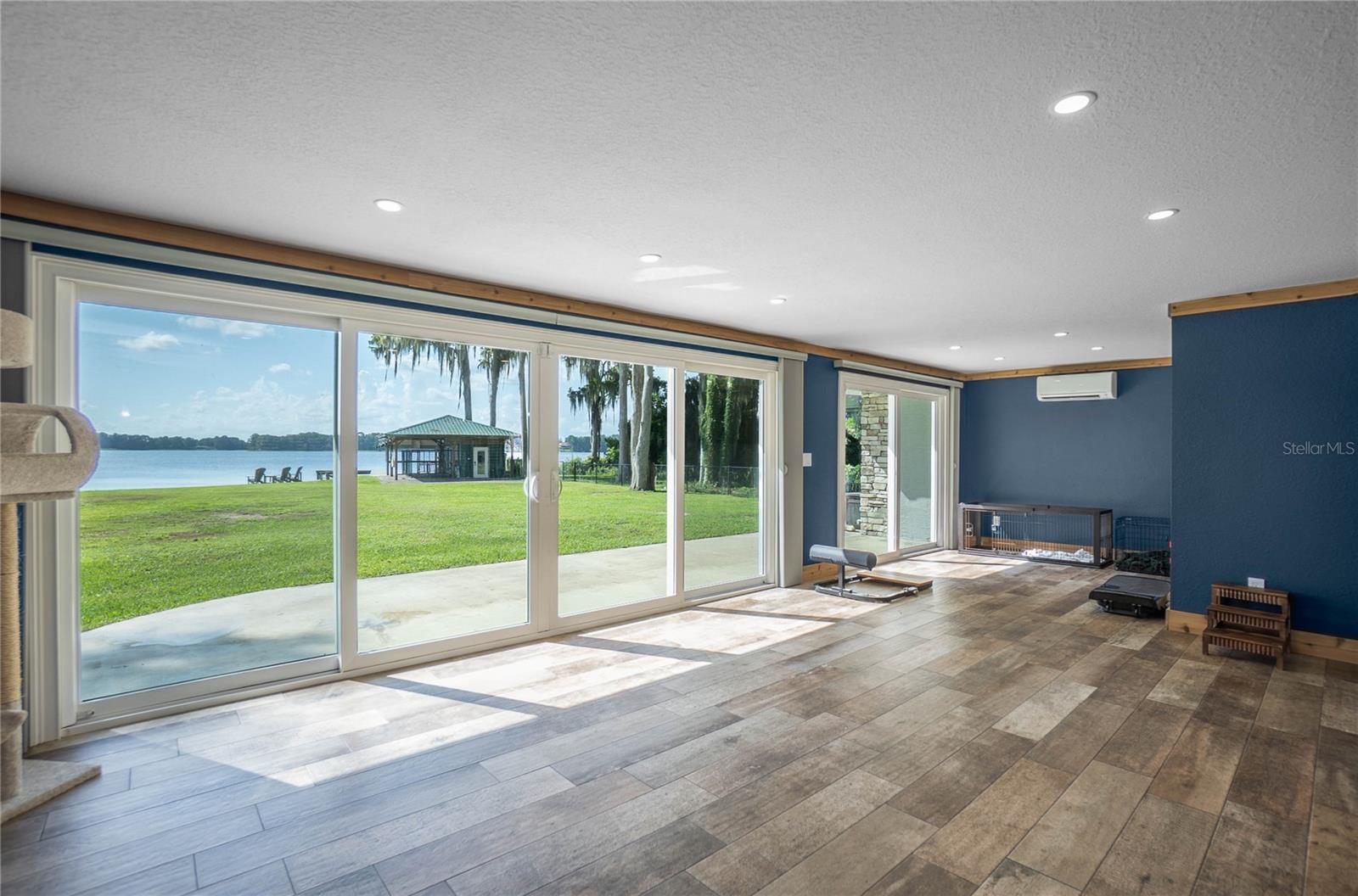 221 S HUNTING LODGE DR