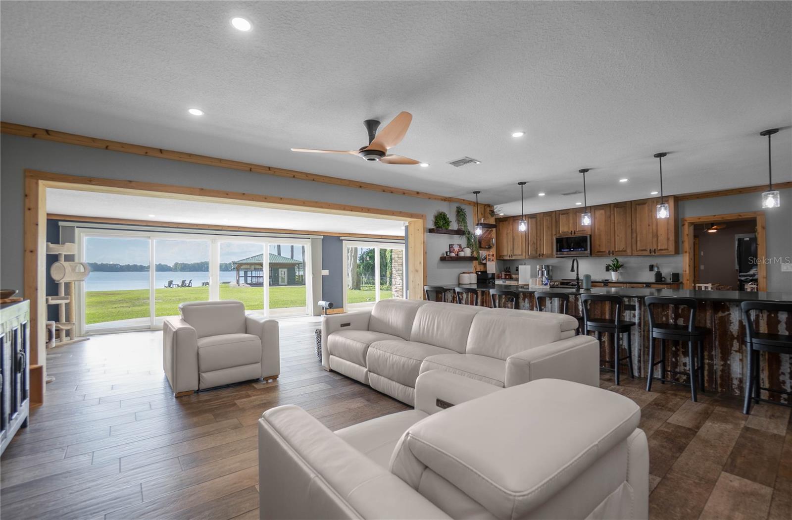 221 S HUNTING LODGE DR