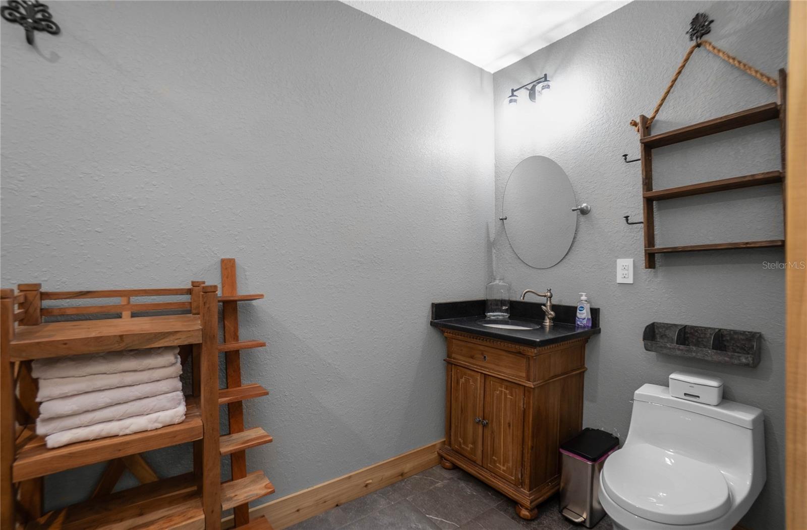 221 S HUNTING LODGE DR