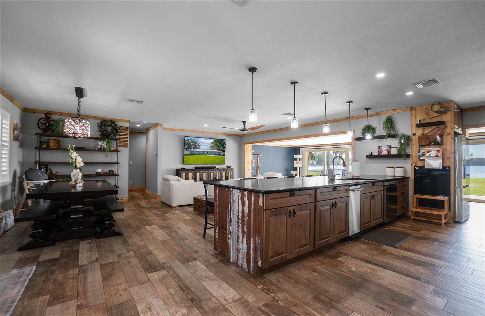 221 S HUNTING LODGE DR