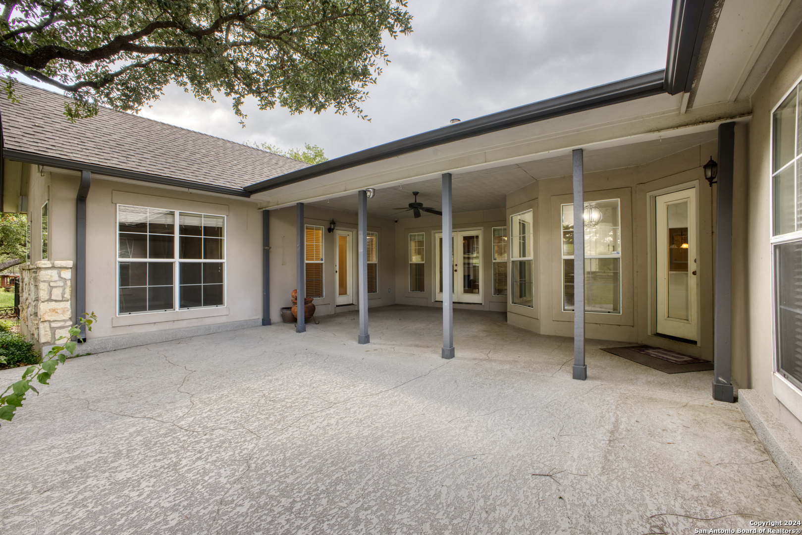 927 MIDNIGHT DR