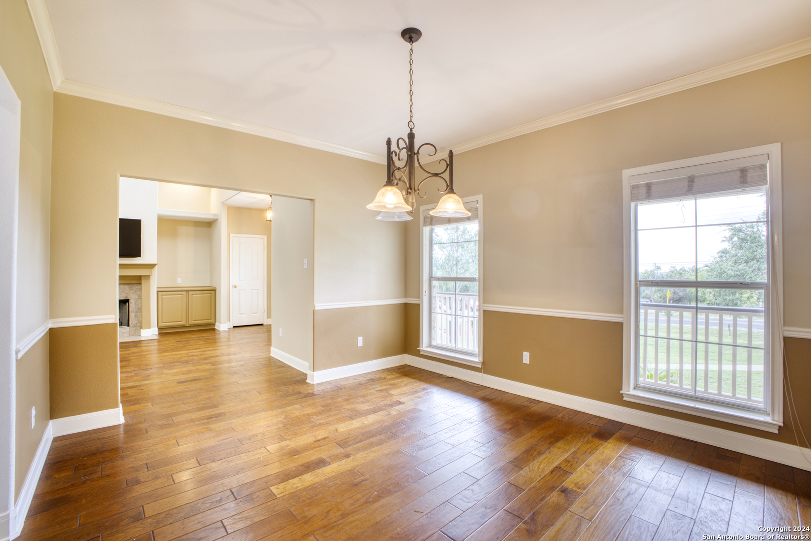 927 MIDNIGHT DR