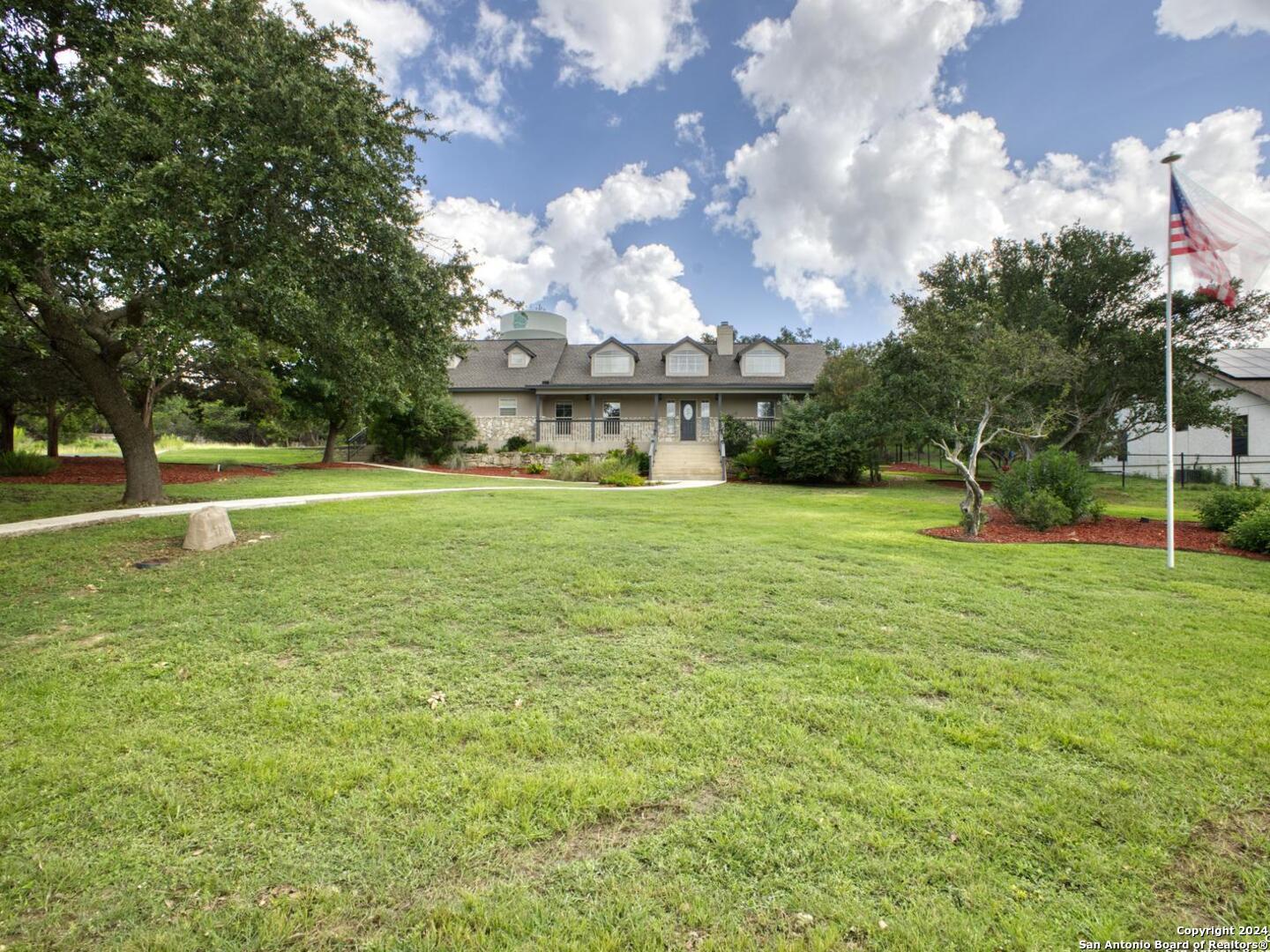 927 MIDNIGHT DR