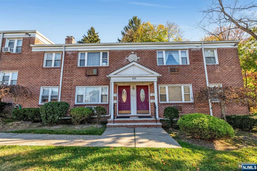 439 Grand Avenue 2D