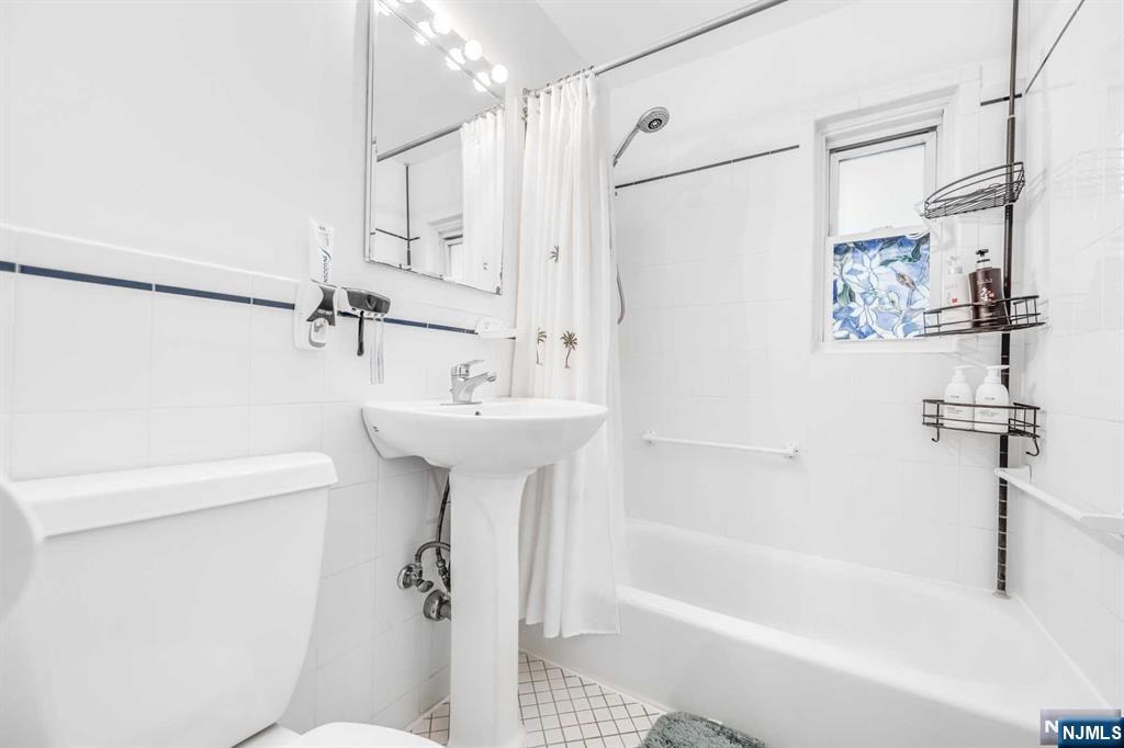 439 Grand Avenue 2D