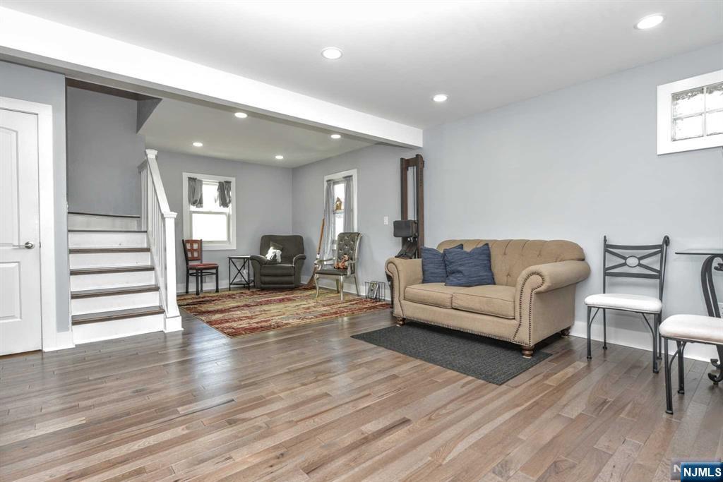 100 Avenue E