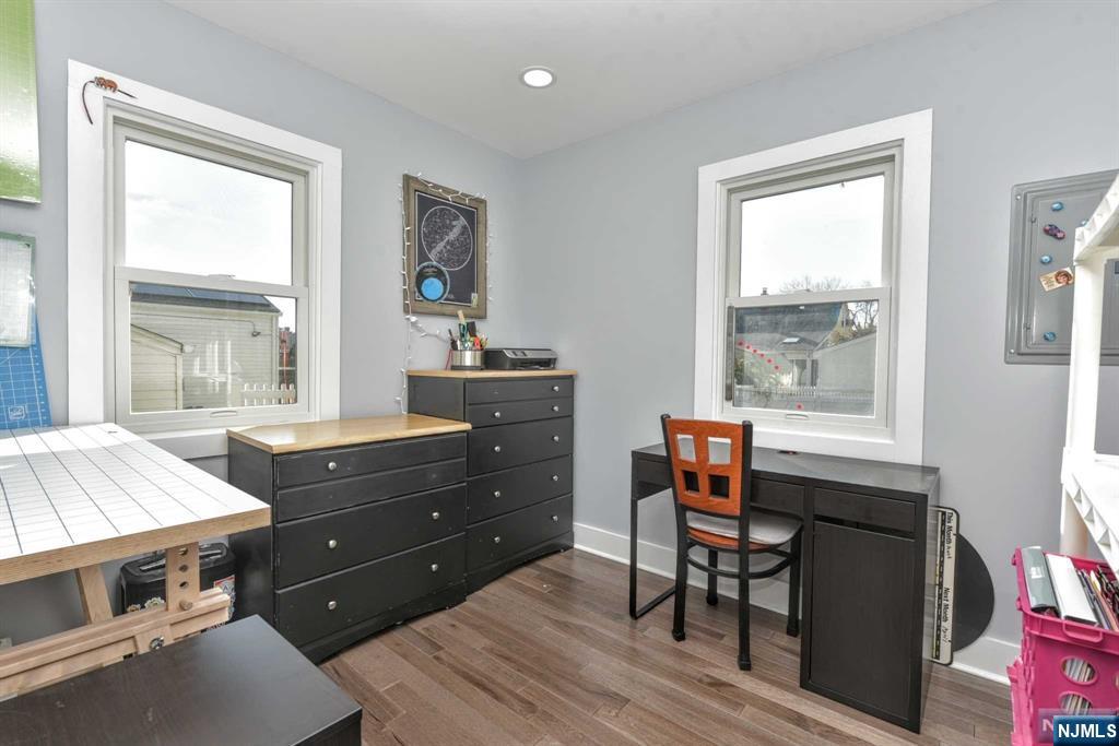 100 Avenue E