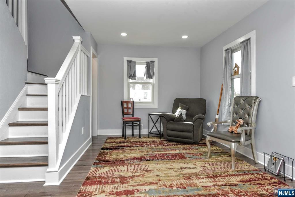 100 Avenue E