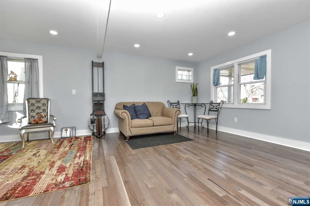 100 Avenue E