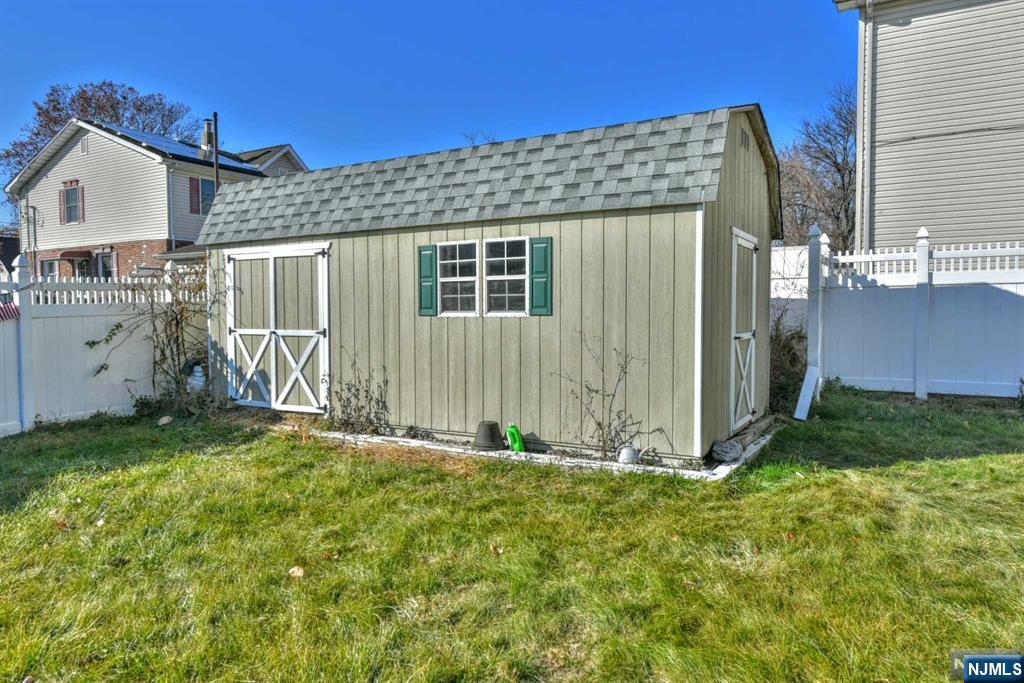 100 Avenue E
