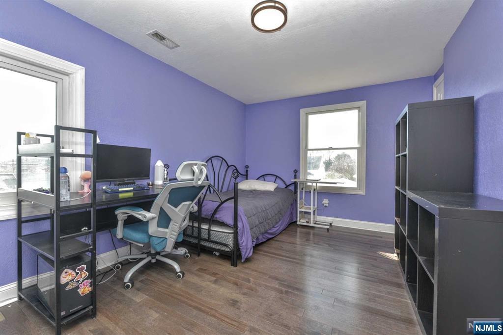 100 Avenue E