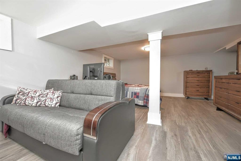 100 Avenue E