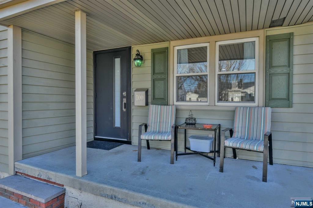 100 Avenue E