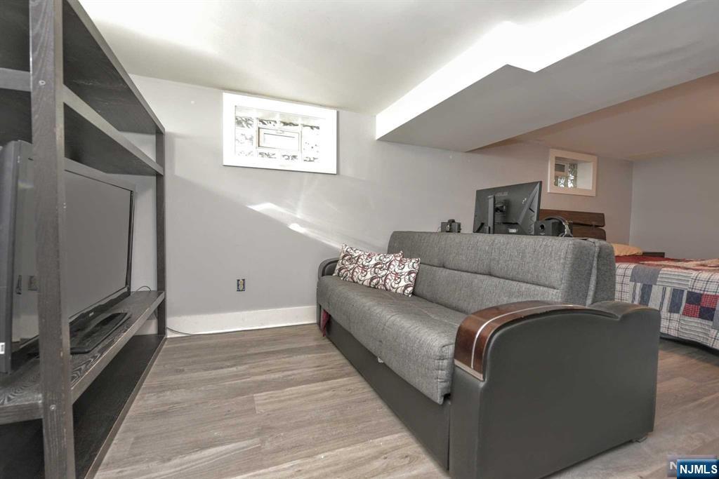 100 Avenue E