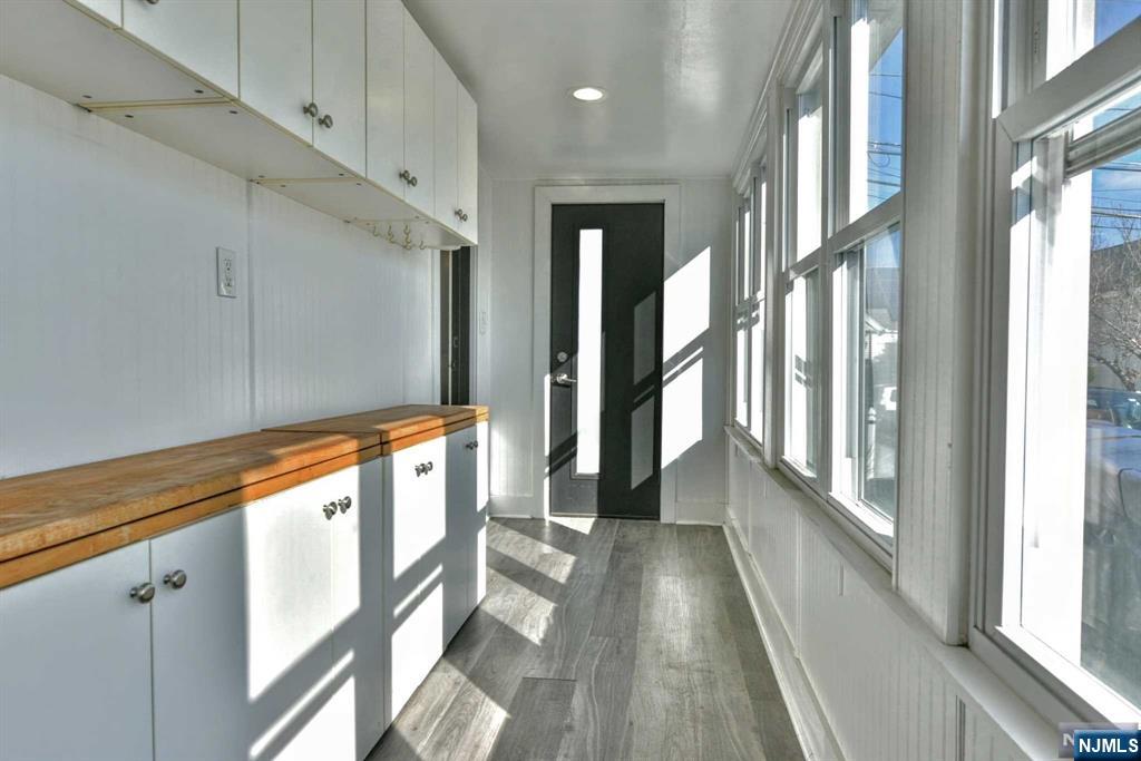 100 Avenue E