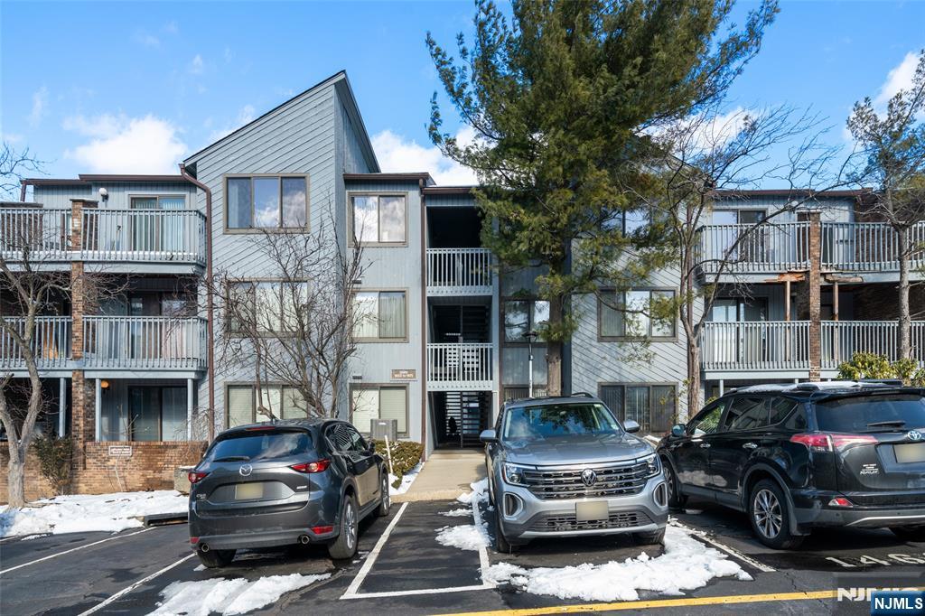 1469 John Street 10