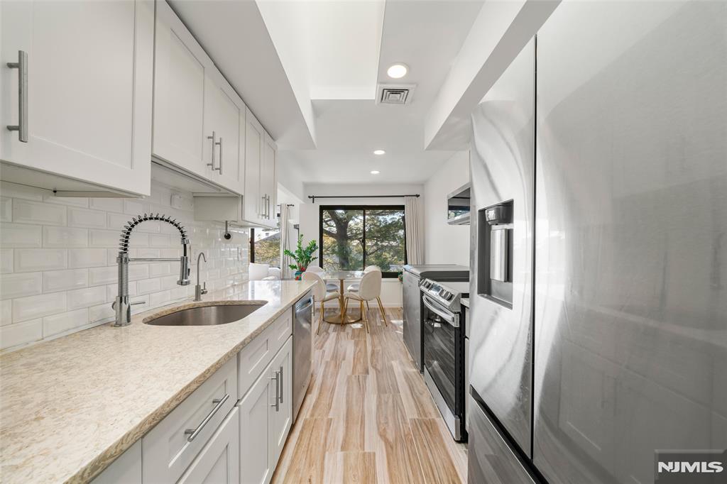 1469 John Street 10