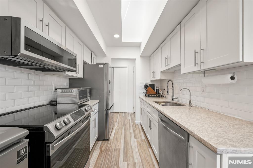 1469 John Street 10