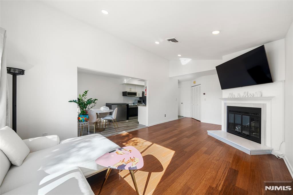 1469 John Street 10