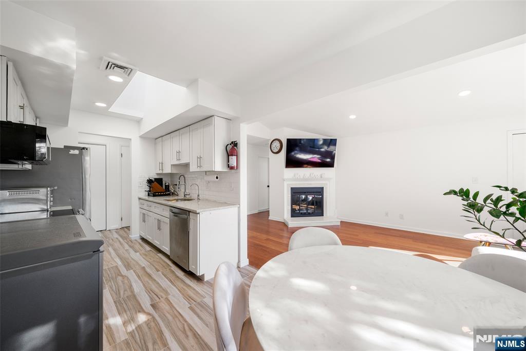 1469 John Street 10