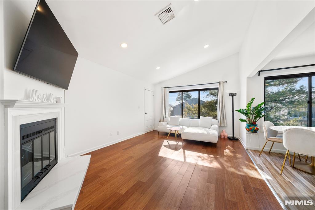 1469 John Street 10