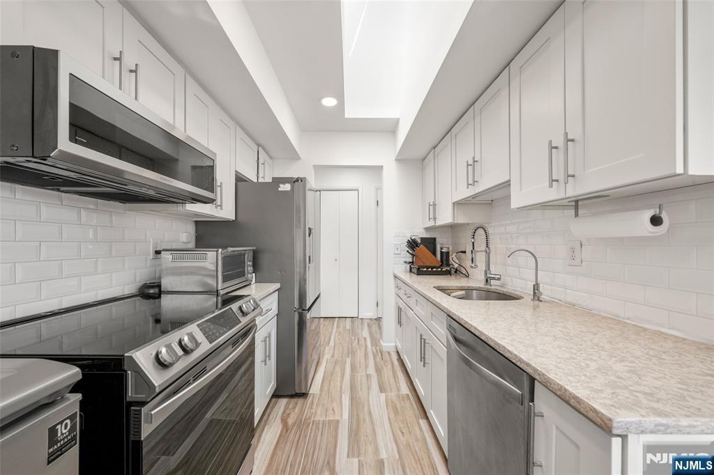 1469 John Street 10