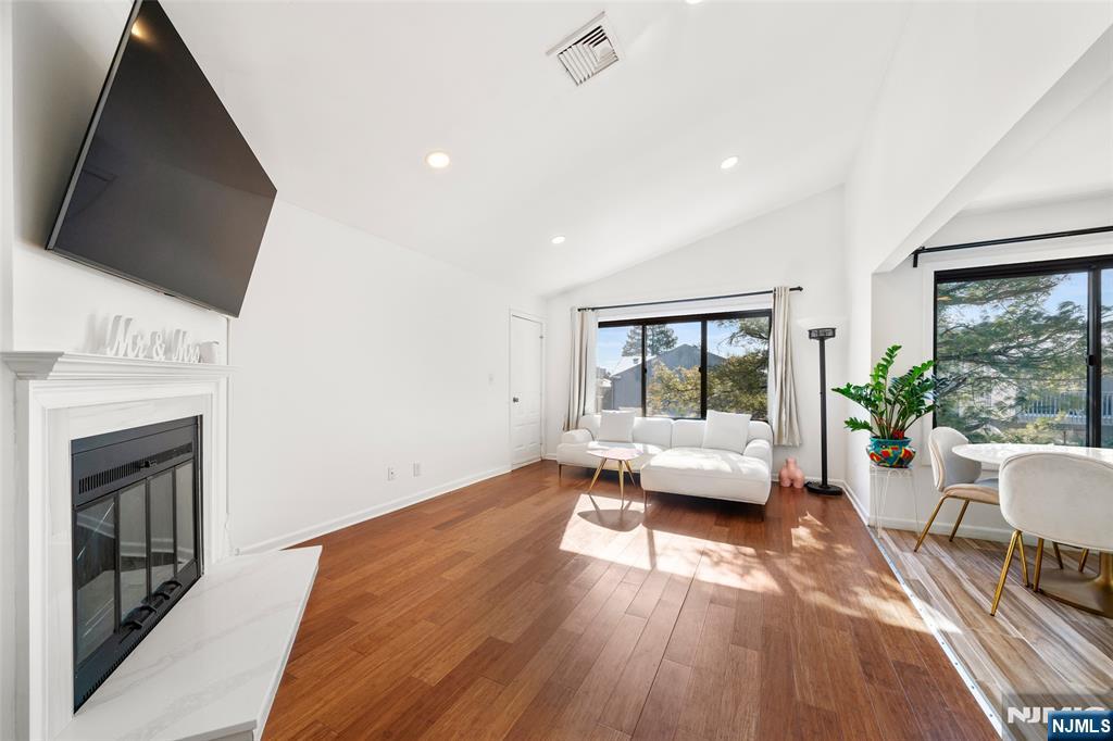 1469 John Street 10