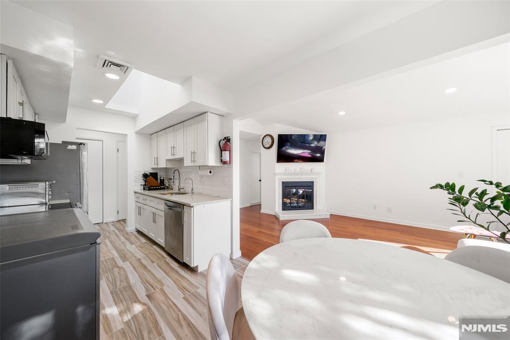1469 John Street 10