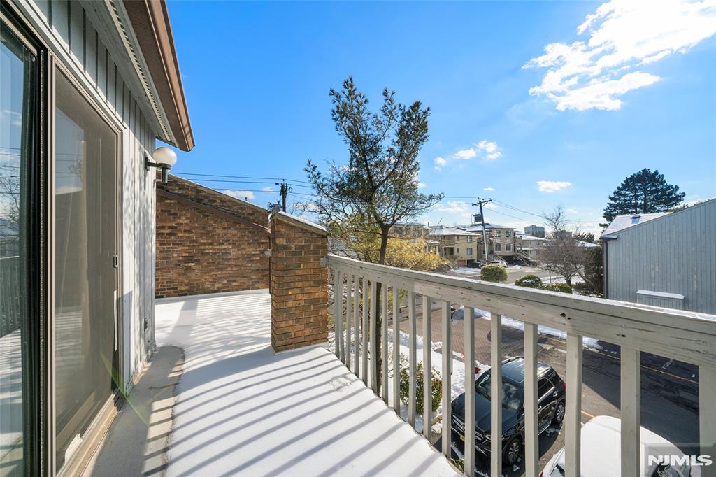 1469 John Street 10