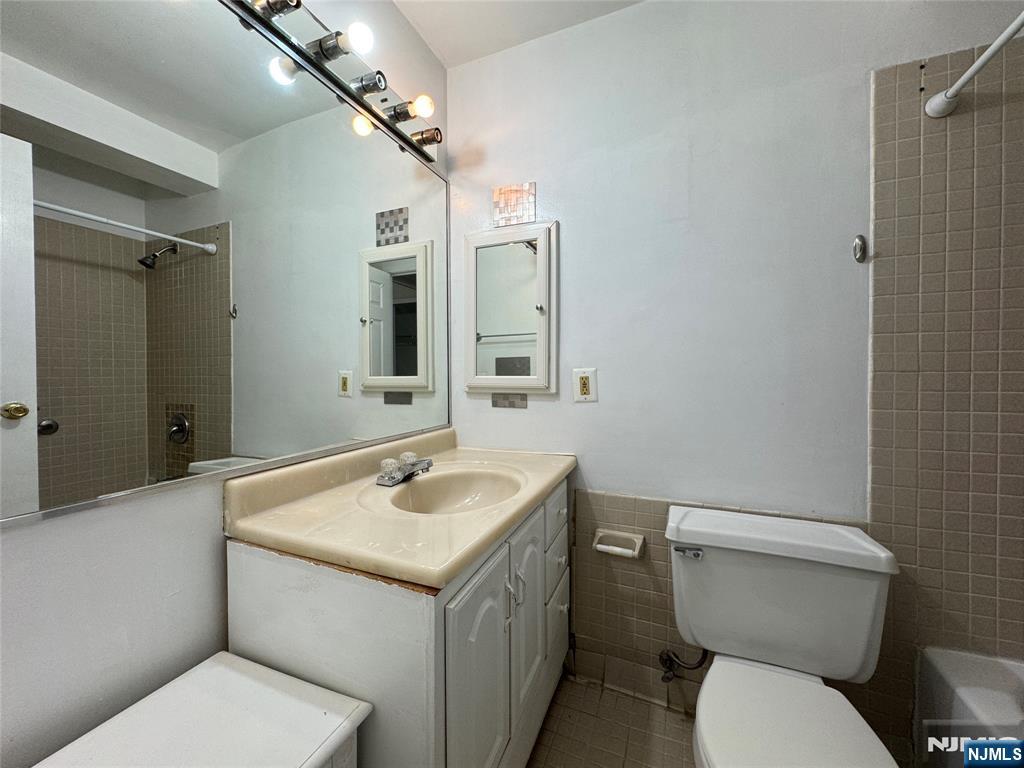 333 Grand Avenue 2R