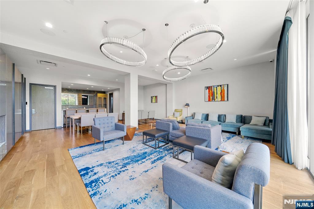 320 Adolphus Avenue 1102