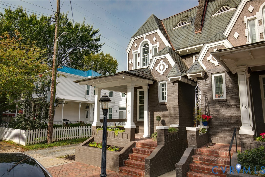 108 Strawberry St