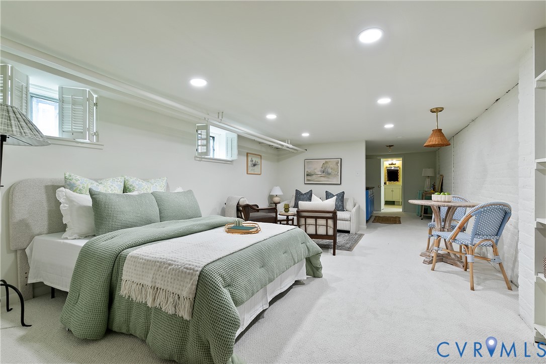 108 Strawberry St