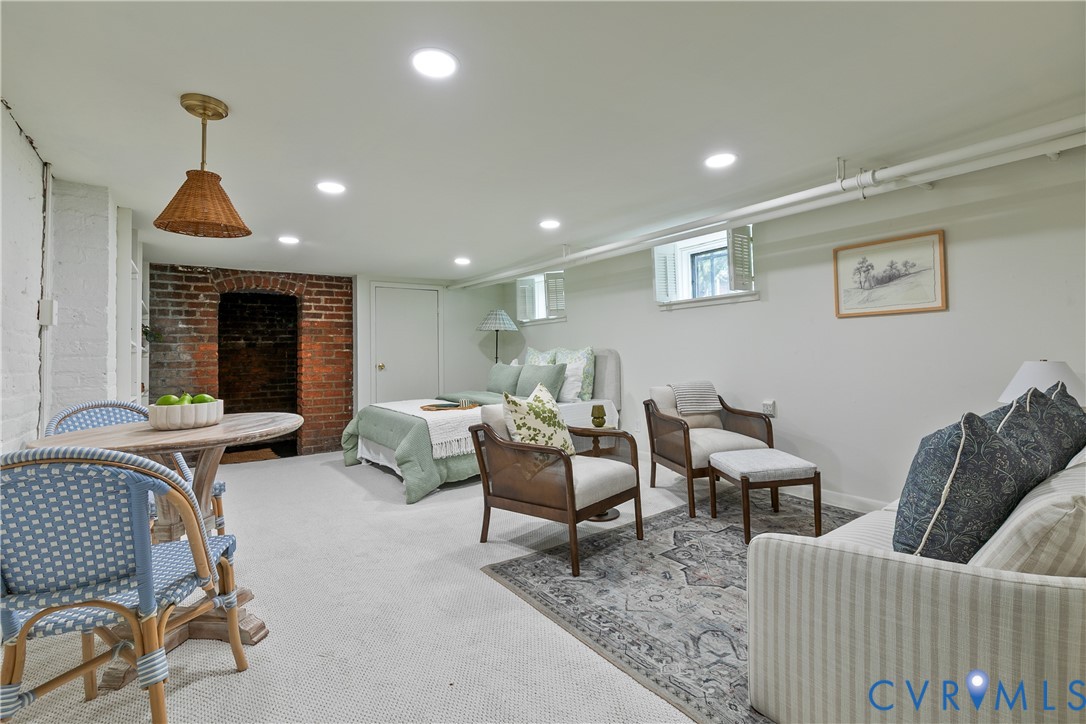 108 Strawberry St