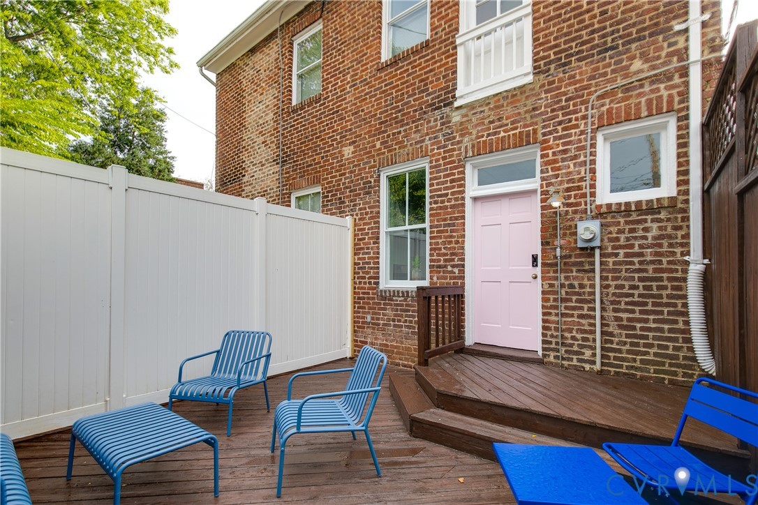 108 Strawberry St