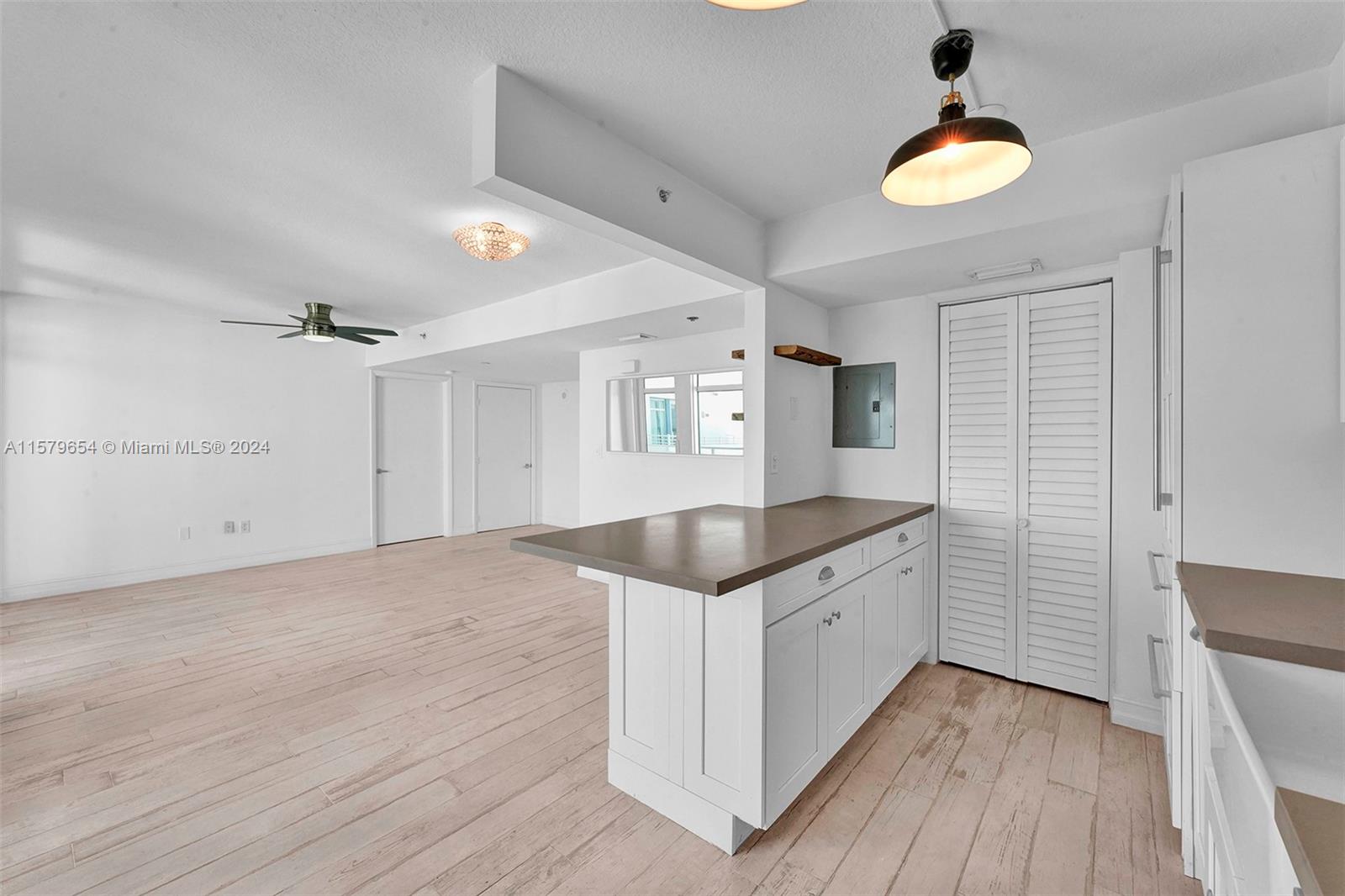 7600 E Collins Ave # 910